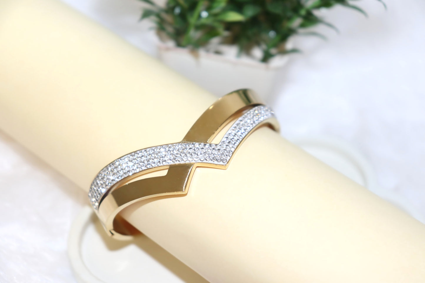 Elegant Gold-Plated Diamond-Cut Bracelet