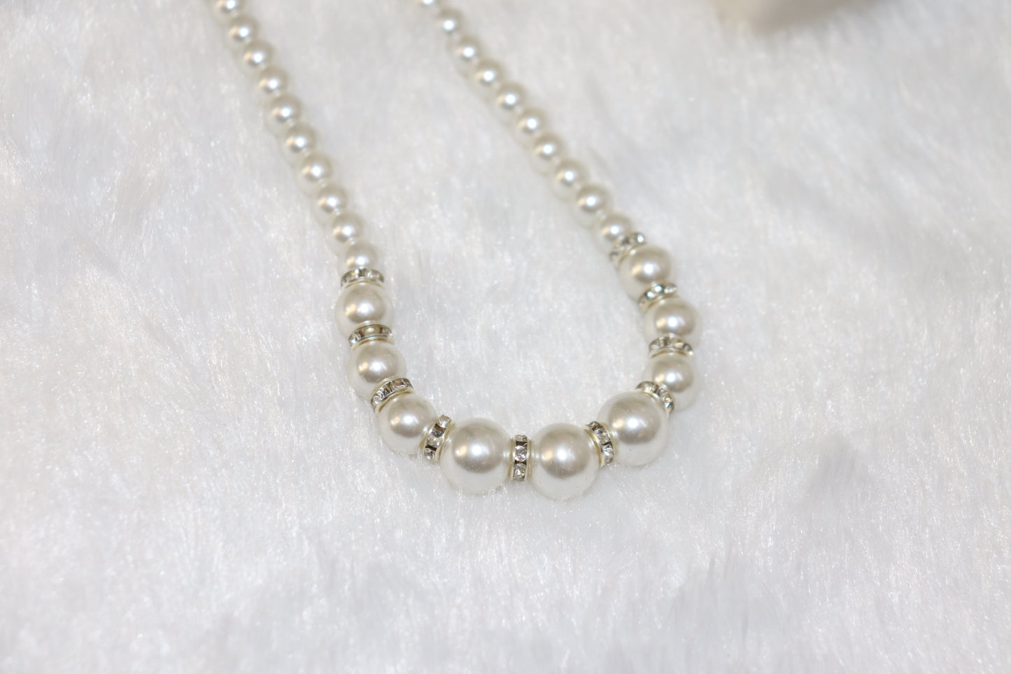 Elegant Pearl Necklace with Rhinestone Accents